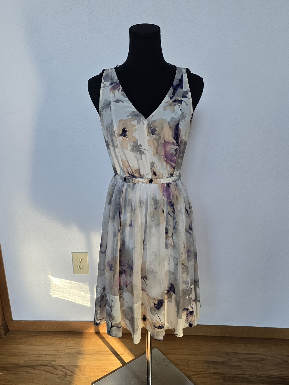 Simply Vera Vera Wang Cream Floral V-Neck Midi Dress with Purple Accents